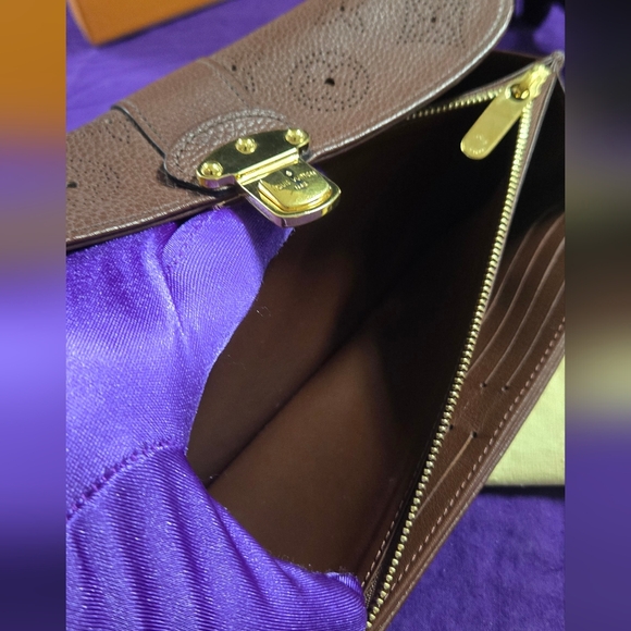 Louis Vuitton Mahina Leather Amelia Long Wallet - Picture 14 of 16